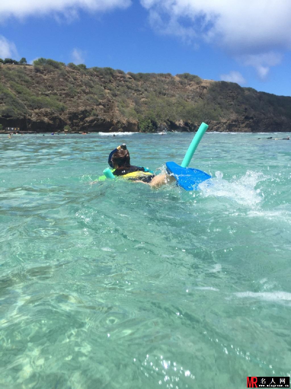 柳岩海边度假晒比基尼美照 秀丰满上围纹身抢眼(1)