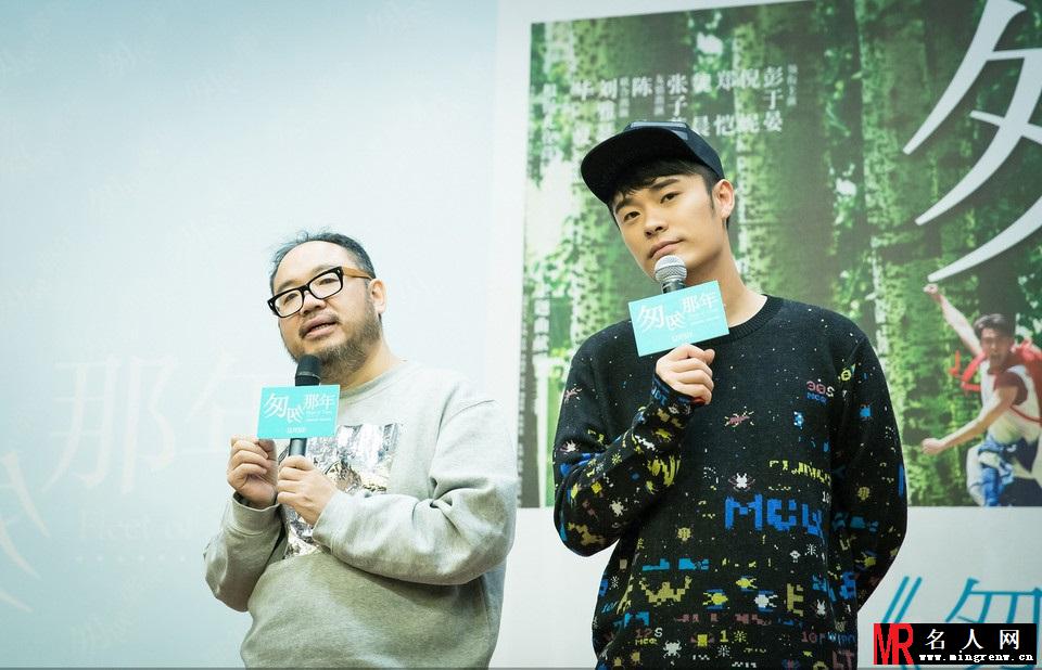张一白携陈赫来福州宣传《匆匆那年》现场玩自拍(1)