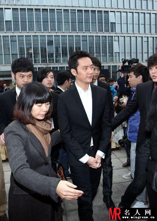 2012年莱克斯顿剪彩仪式 冯绍峰受邀剪彩霸气登场(1)