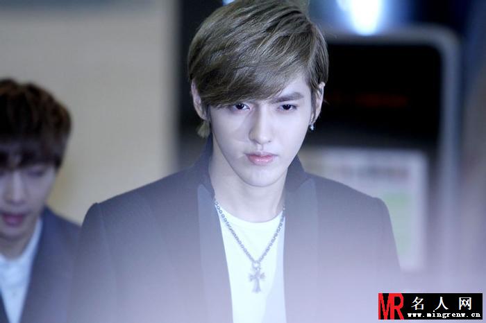 吴亦凡2013年帅气亮相上海试映会 粉丝尖叫不停迎颜神(1)