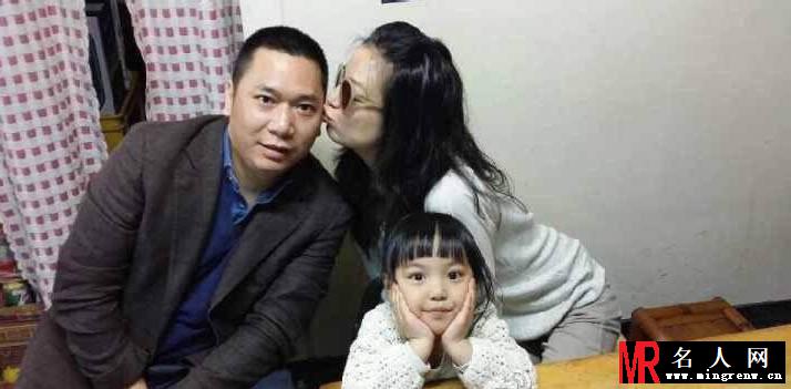 赵薇微博生活照第二波 抱女素颜自拍(1)