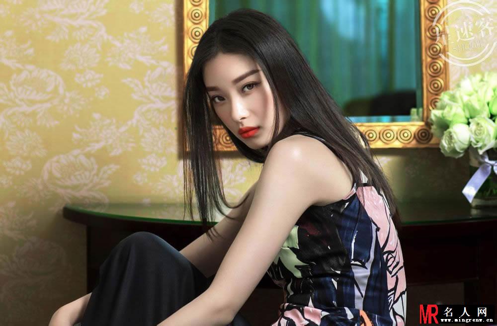倪妮登星速客杂志 浪漫印花凸显妖艳妩媚(1)