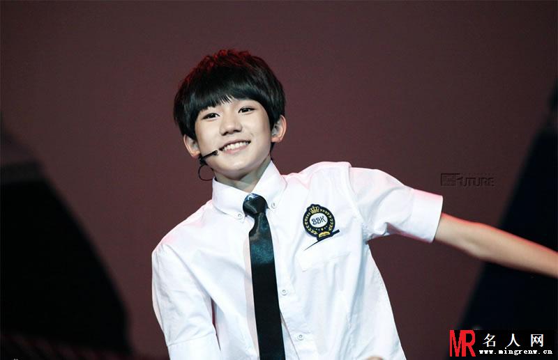 TFBOYS步步高家教机重庆见面会 易烊千玺大展书法(1)