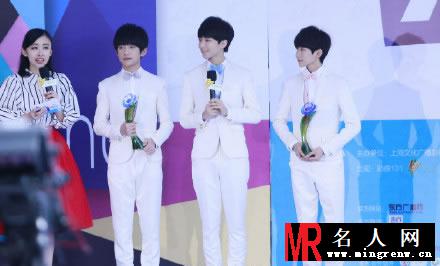 TFBOYS白色礼服参加活动特辑 并献唱引观众兴奋(1)