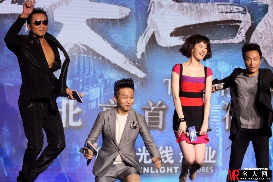 《四大名捕》发布会邓超搞怪刘亦菲学狗叫(1)