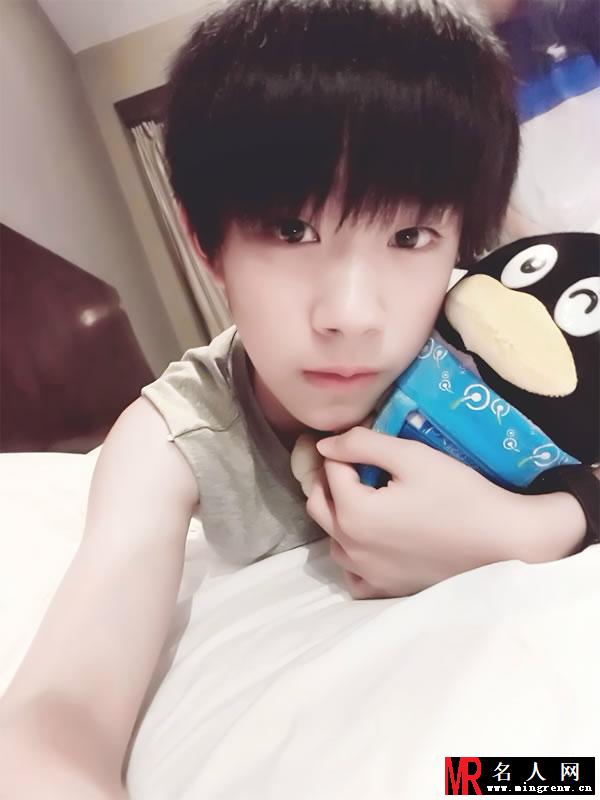 TFBOYS易烊千玺生活照 西瓜雕花惊呆网友(1)
