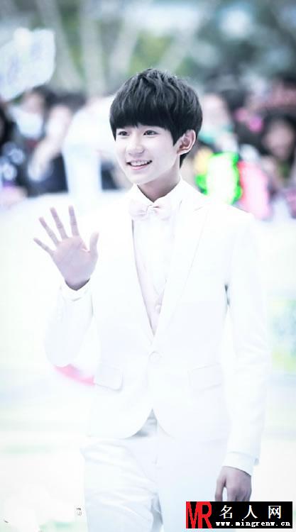TFBOYS王源白色礼服活动现场(1)