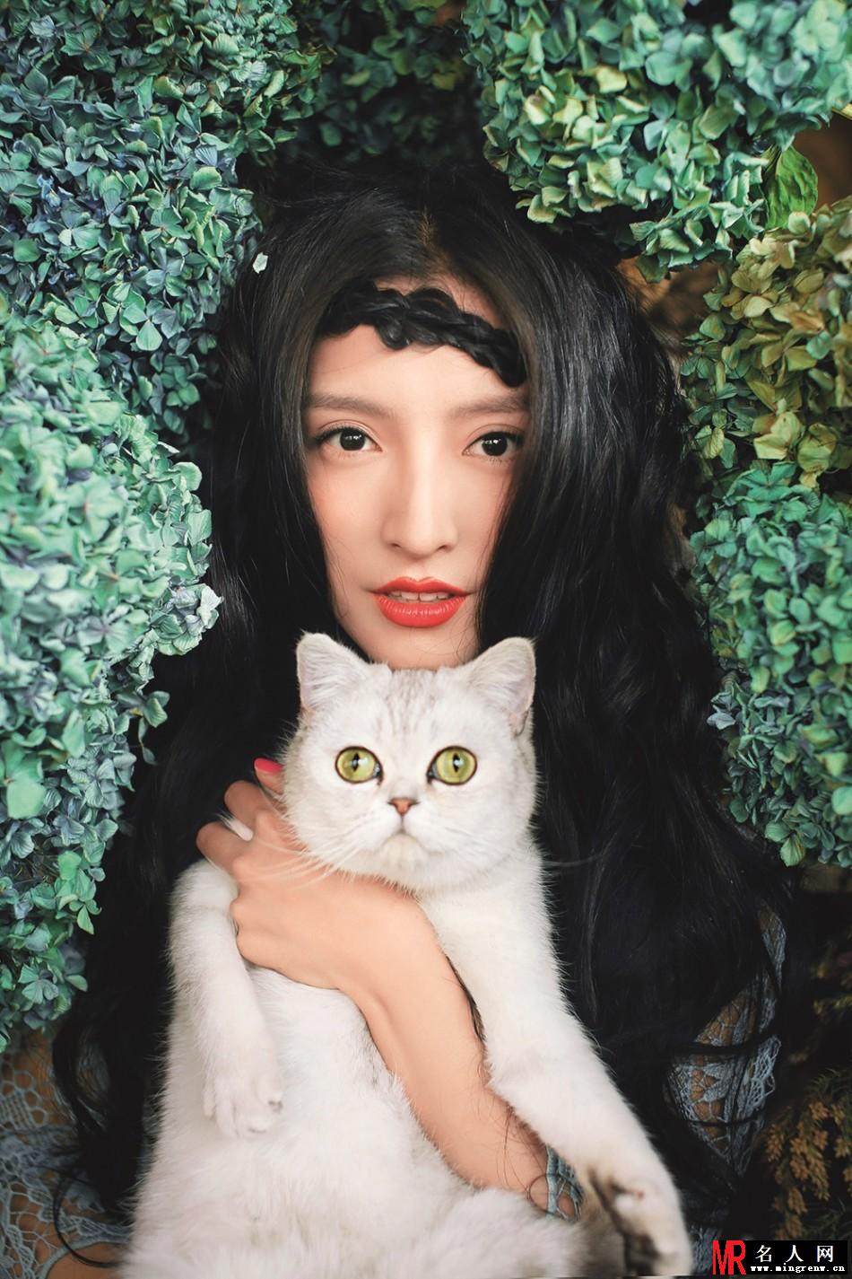 潘辰美艳写真 抱猫咪置身花丛(1)
