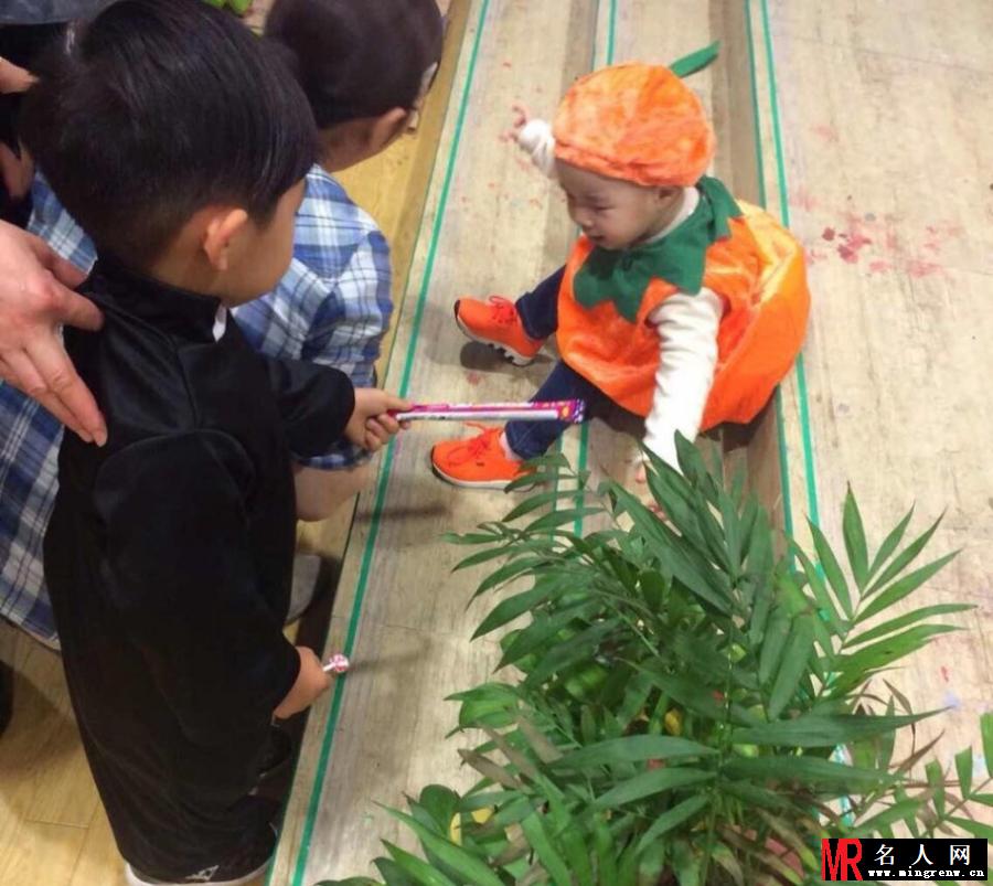 黄奕母女齐度万圣节 亲密互动温馨有爱(1)