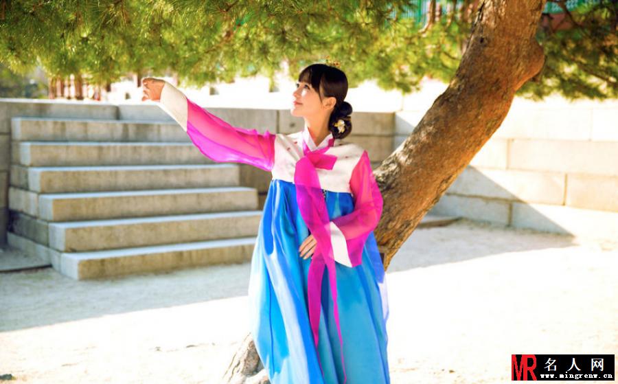 金莎韩服写真 嘟嘴卖萌讨喜(1)