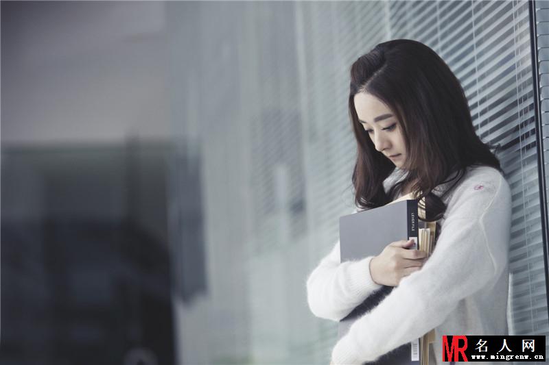 杉杉来了曝赵丽颖剧照 变身呆萌小吃货(1)