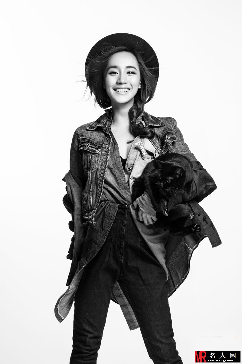 王智黑白写真曝光 怀抱萌猫十足小女人(1)