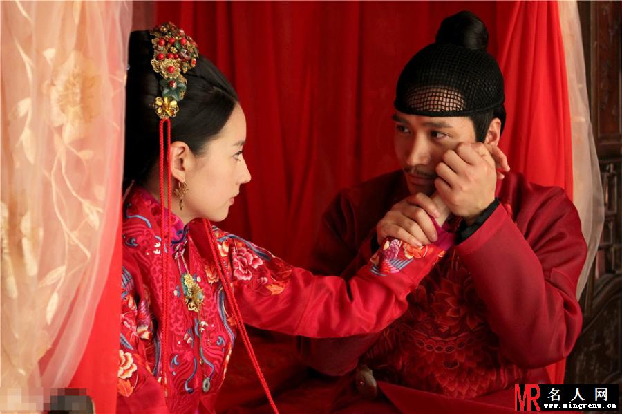 董洁何晟铭爆剧照 洞房激情吻不停(1)