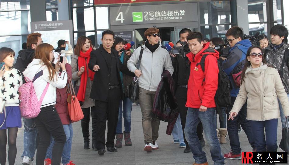 王力宏现身上海机场 二嫂李靓蕾遭粉丝挤丢(1)