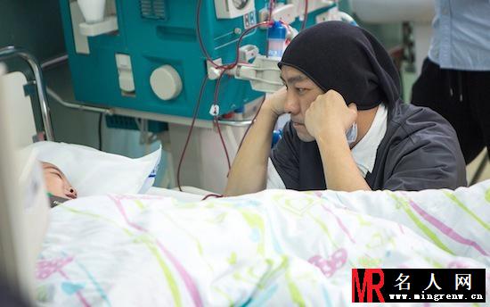 张卫健探访肾病孩子 为公益不遗余力(1)