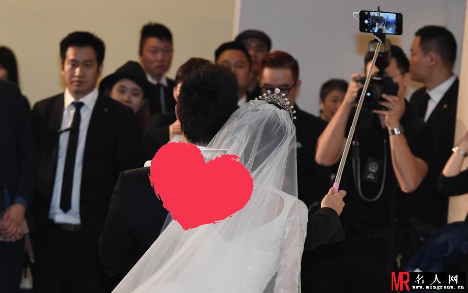黄晓明Angelababy挽手亮相 新婚夫妻甜蜜亲吻(1)
