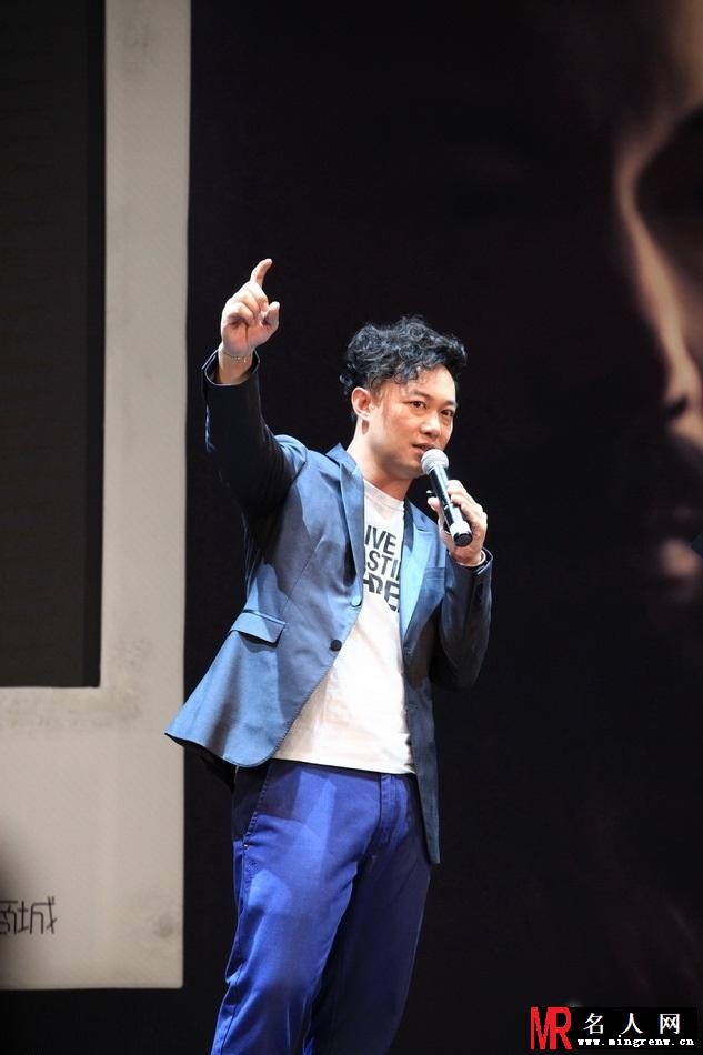 陈奕迅《准备中》发布会 表情搞怪心情好(1)