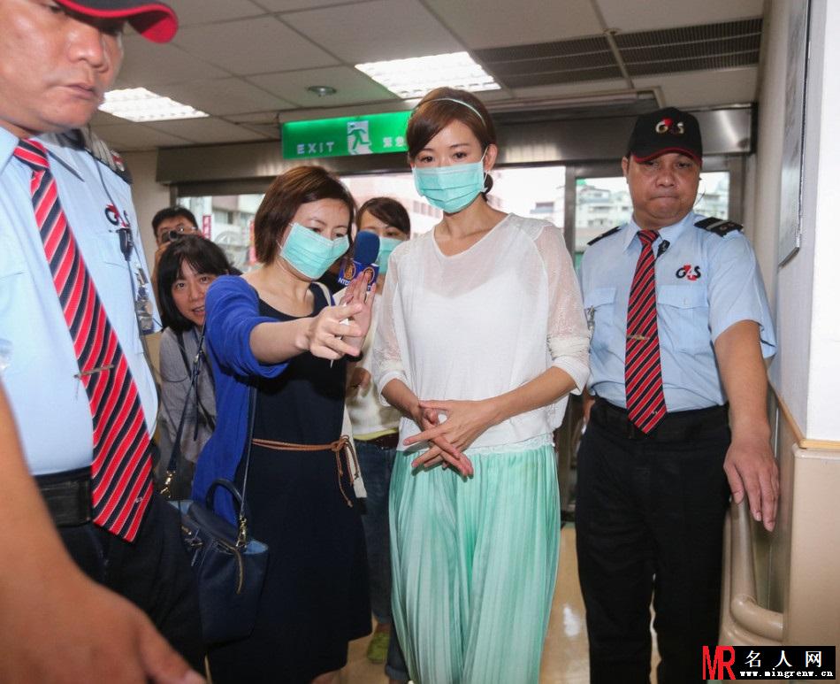 林志玲探望八仙尘爆伤患 口罩遮面眼泛红(1)