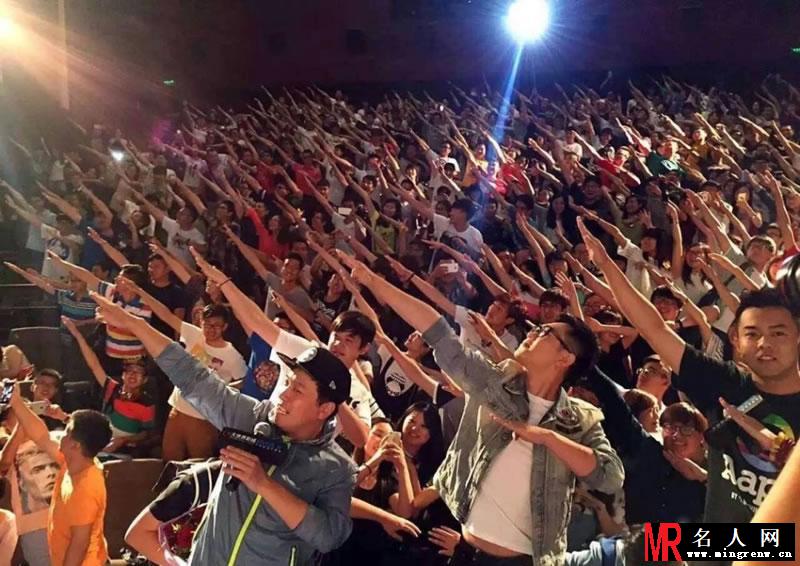《煎饼侠》终极海报曝光 柳岩袁珊珊pk大棚(1)