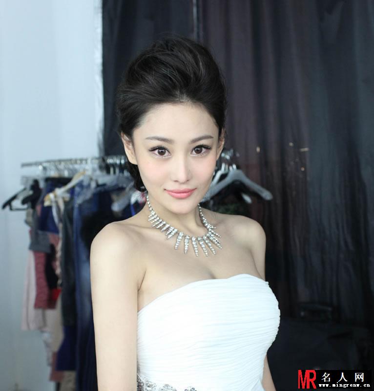 张馨予白色婚纱唯美写真 低胸长裙难掩上体丰满(1)