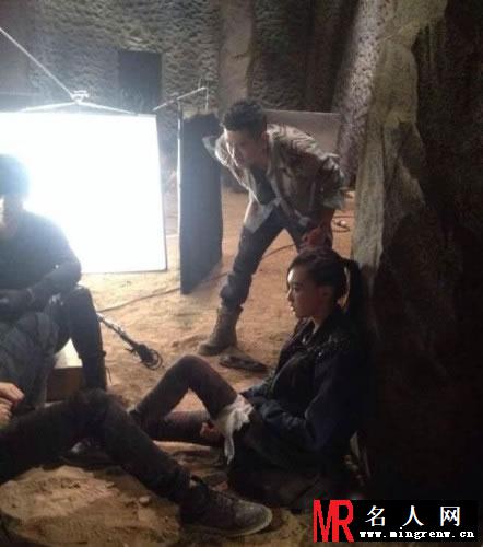 《盗墓笔记》现场照流出 杨洋依偎李易峰(1)