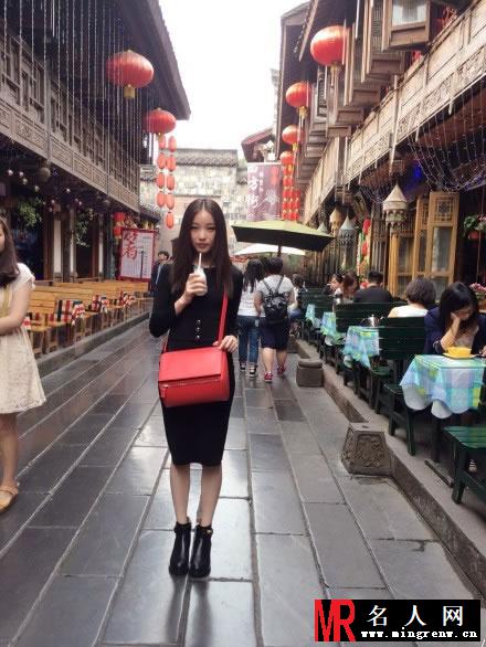 倪妮2014锦里之旅生活照 模仿大熊猫可爱搞笑(1)