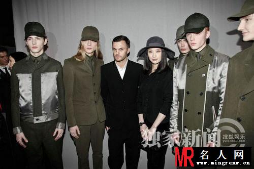 倪妮巴黎观看春夏秋冬装高定 与吴奇隆合照笑容甜美(1)