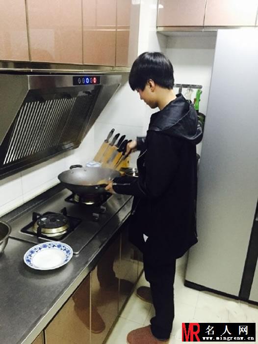 TFBOYS王俊凯2015最新生活照 充满阳光微笑温暖(1)