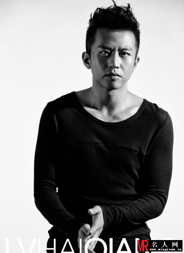 内地当红男演员邓超黑白运动写真帅气十足(1)