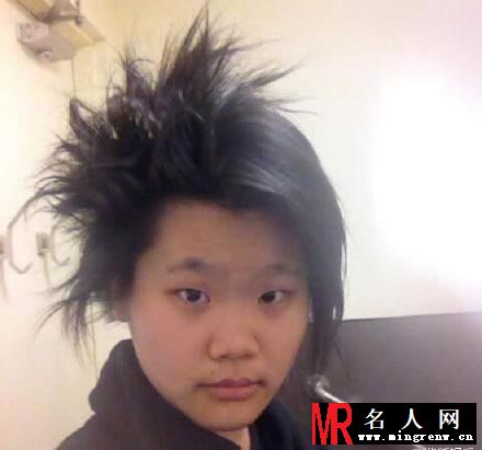 毕福剑女儿杀马特自拍吓坏网友 自黑无下限(1)