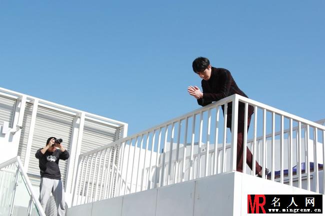 俞灏明写真拍摄花絮曝光 秀长腿霸气十足(1)