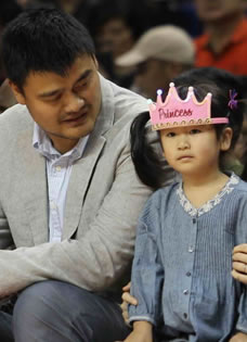 姚明携妻女观战NBA 小沁蕾大展运动天赋(14P)