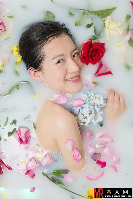 苏青另类写真 置身鲜花浴显诱惑(1)