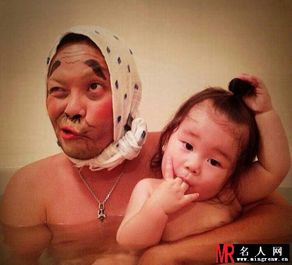 日本逗比父女雷人洗澡自拍 不能好好的洗澡了(1)