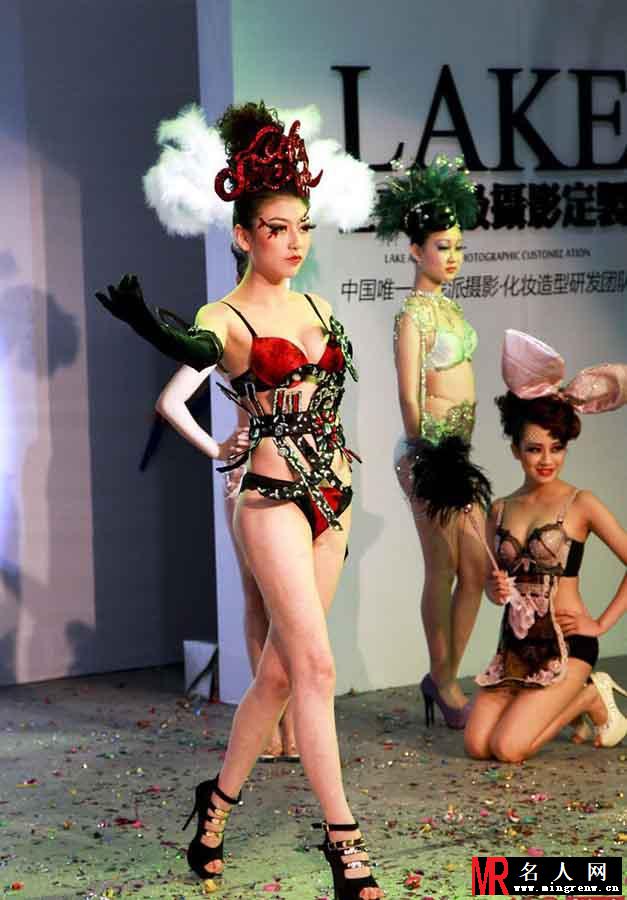 大连国际婚恋节 众模特雷人扮相出位抢镜(1)
