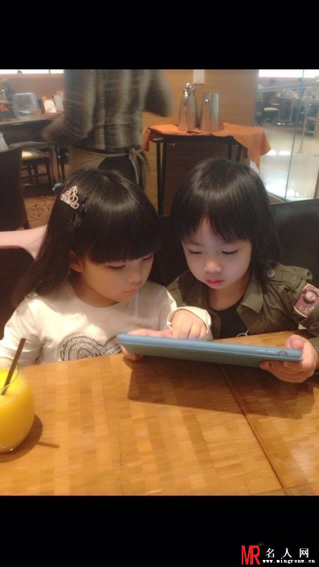 李湘晒美国过年照 Angela与Kimi亲密依偎(1)