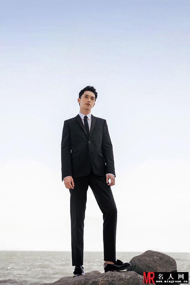 许魏洲亮相金鸡百花电影节 金丝眼镜演绎“斯文败类”风(1)
