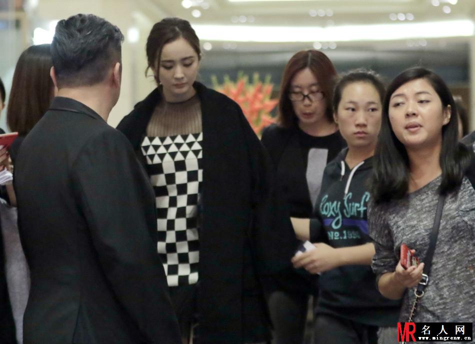 杨幂低调现身酒店外 棋格裙子秀美腿(1)