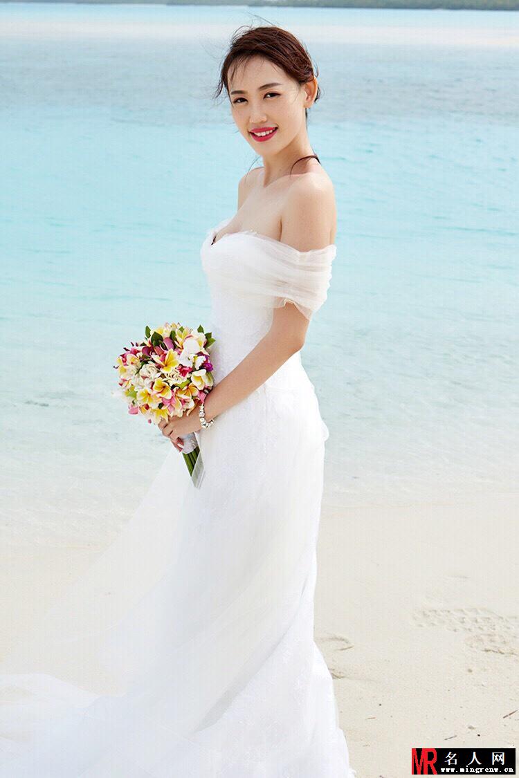 王宝强夫妇海岛拍婚纱照 拥抱牵手十分甜蜜(1)
