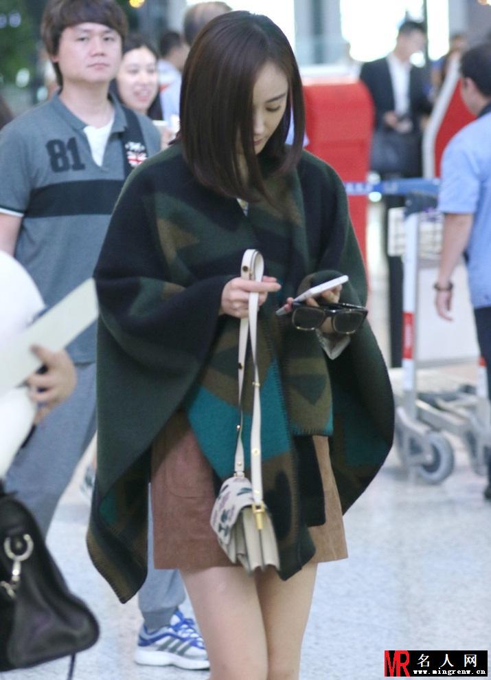 杨幂围披肩现身机场 热裤秀美腿辣妈范十足(1)