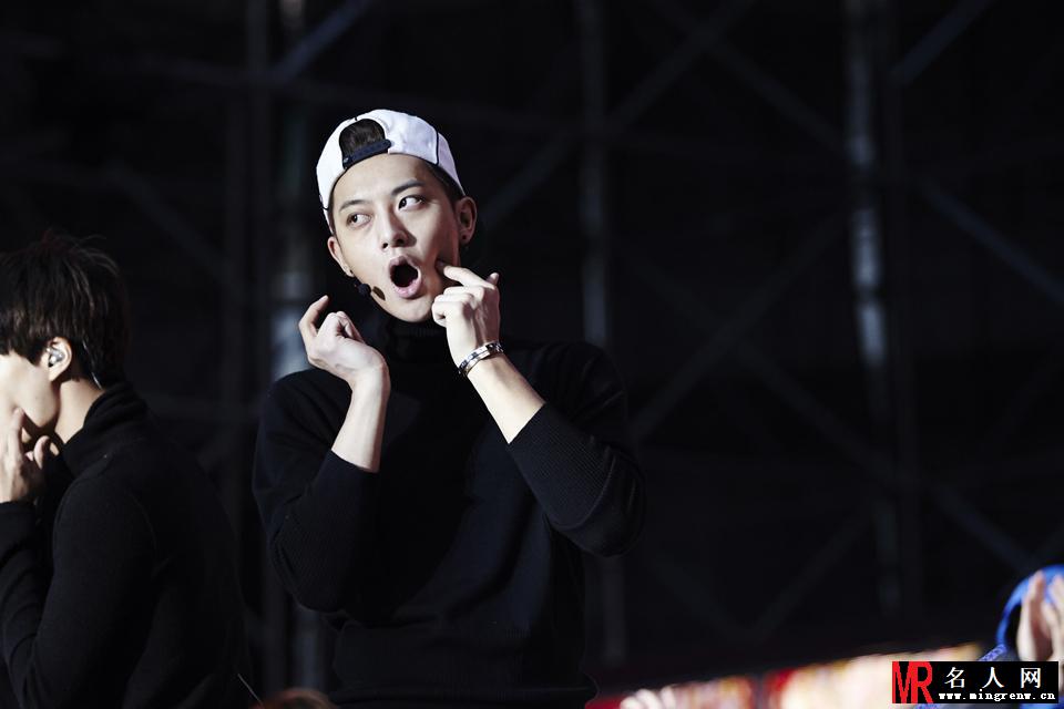 2014年10月EXO仁川上海帅气亮相机场时尚帅气黄子韬图片写真(1)