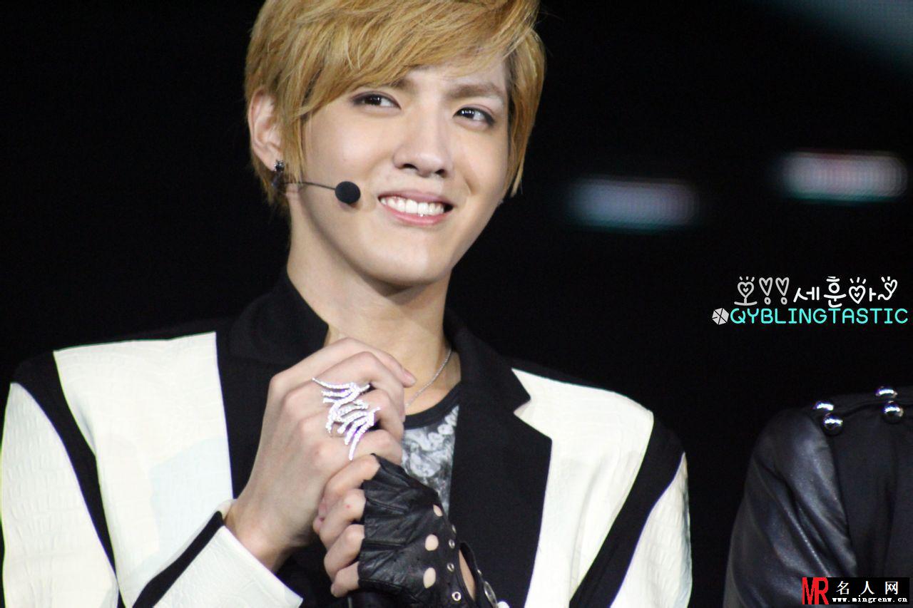 吴亦凡2012年新加坡SMT激情演唱掀起全场高潮(1)