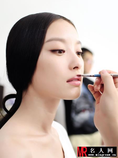 倪妮登《健康与美容》杂志 神情呆萌招人喜爱(1)