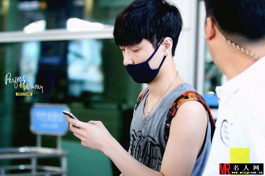 EXO张艺兴2014年6月重庆飞往韩国现身机场 无袖上衣显身材(1)