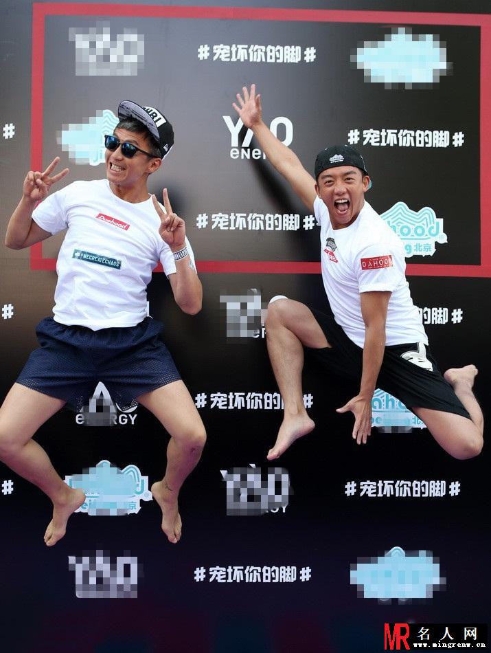 邓超携众星“群魔乱舞”为郑恺潮牌店助力(1)