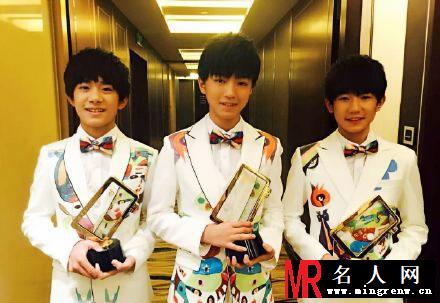 TFBOYS白色礼服参加活动特辑 并献唱引观众兴奋(1)