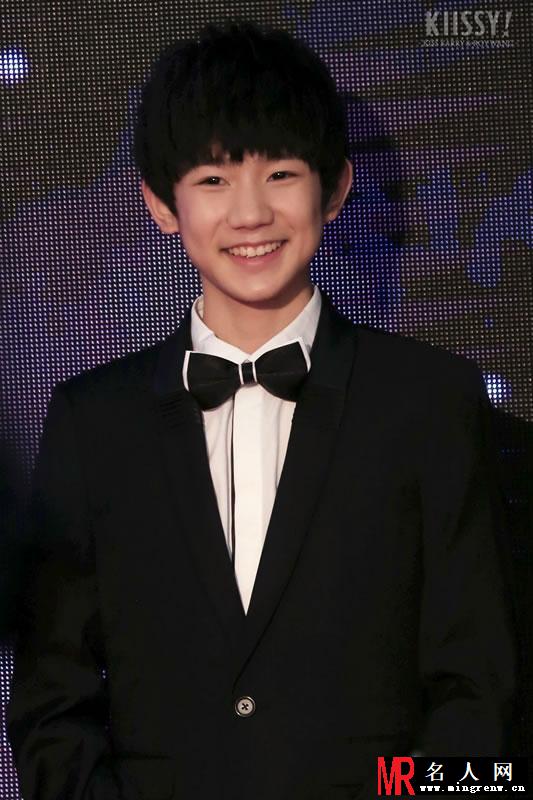 TFBOYS腾讯V视界 王源黑色礼服微笑甜美(1)