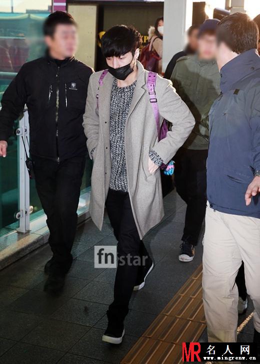 EXO张艺兴2014年12月机场写真 韩国赴香港时尚帅气(1)
