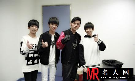 TFBOYS王俊凯2015最新生活照 充满阳光微笑温暖(1)