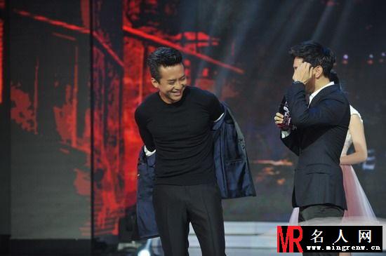 李昕亮主持《四大名捕2》发布会与邓超欲比胸肌(1)